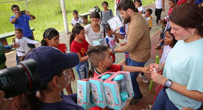 Gobernador y alcaldesa Fuentes llevaron salud y amor a 500 niños del sector Plantación