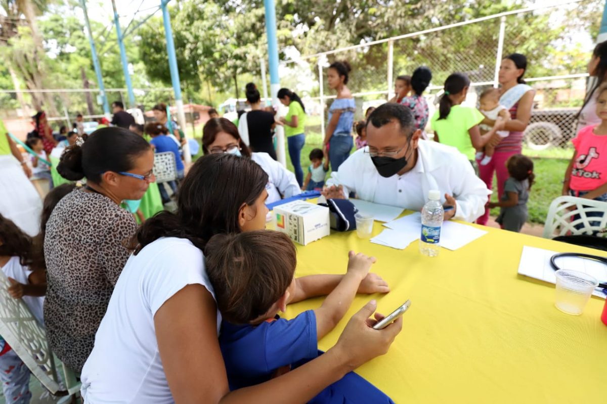 gobernador y alcaldesa fuentes llevaron salud y amor a 500 ninos del sector plantacion laverdaddemonagas.com amor3