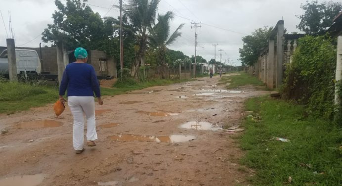 Habitantes de Santa Inés no quieren seguir rodeados de lagunas de agua de lluvia