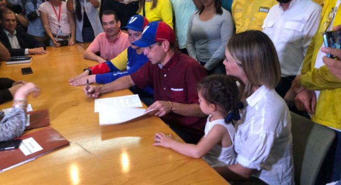 Henrique Capriles inscribió su candidatura a la elección primaria