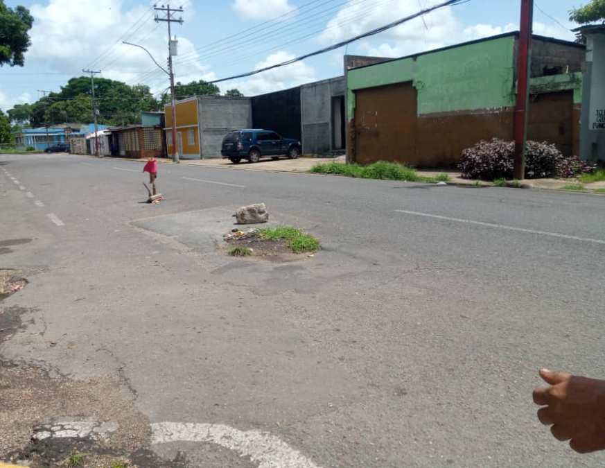 En Las Brisas del Orinoco, los vecinos taparon y señalan huecos