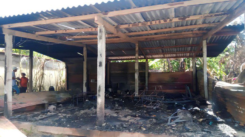 Incendio consumió vivienda en el sector Santa Inés