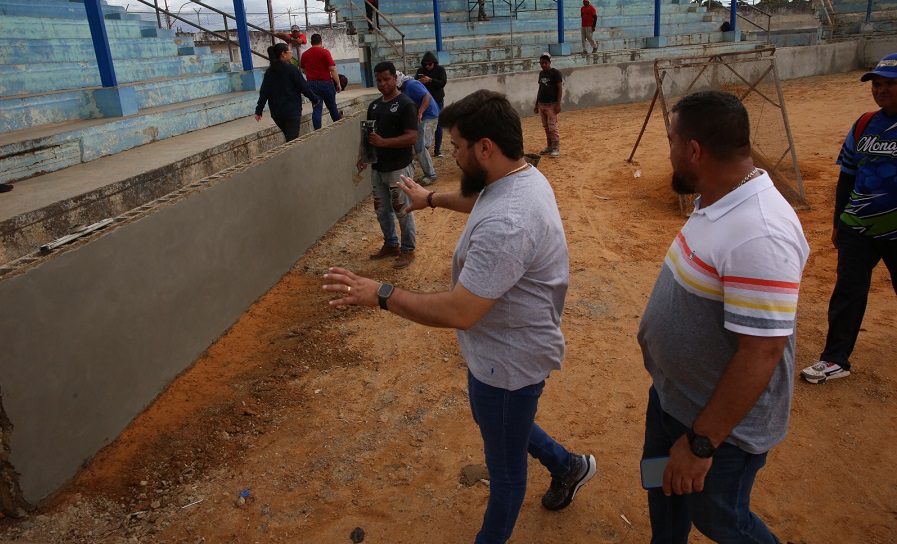 Gobernador Luna recorre el estadio Las Comunales