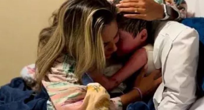 ¡Insólito! Niño despierta del coma luego de 16 días y el reencuentro con su madre se hace viral