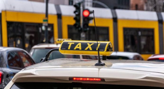 ¡Insólito! Taxista brasileño recibe por error más de 27 millones de dólares y los devuelve