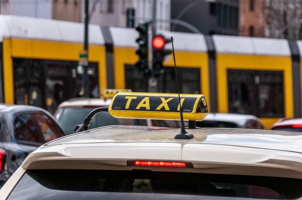 ¡Insólito! Taxista brasileño recibe por error más de 27 millones de dólares y los devuelve
