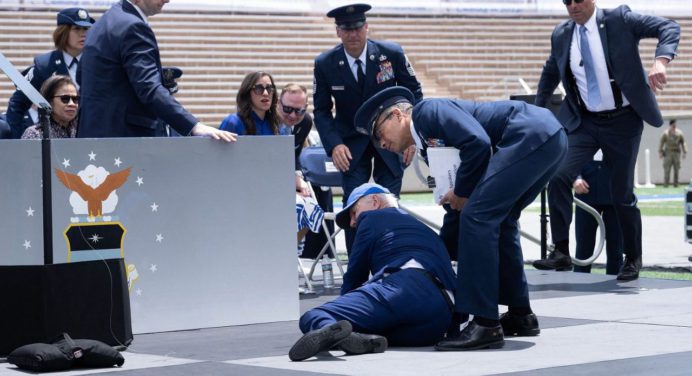 Joe Biden se cayó durante un acto de graduación de la Fuerza Aérea de EEUU (+video)