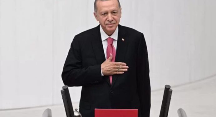 Erdogan inicia tercer mandato presidencial al jurar el cargo en el Parlamento