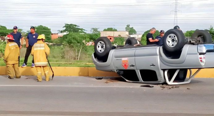 Camioneta se volcó en la avenida Bella Vista de Maturín