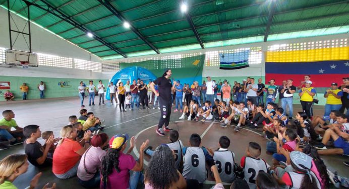 Estrella del baloncesto Greivis Vásquez dictó clínica a jóvenes en Cedeño