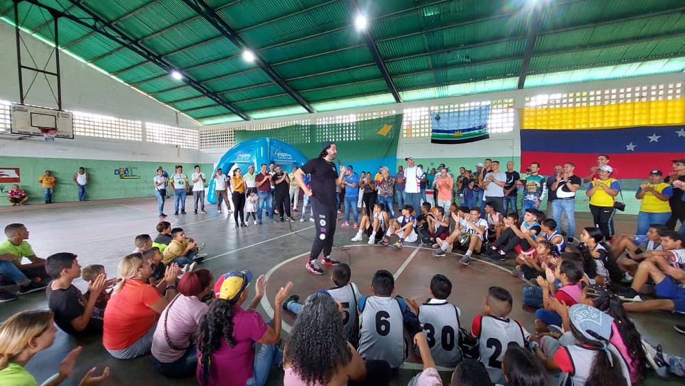 Greivis Vásquez comparte con niños y jóvenes del municipio Cedeño