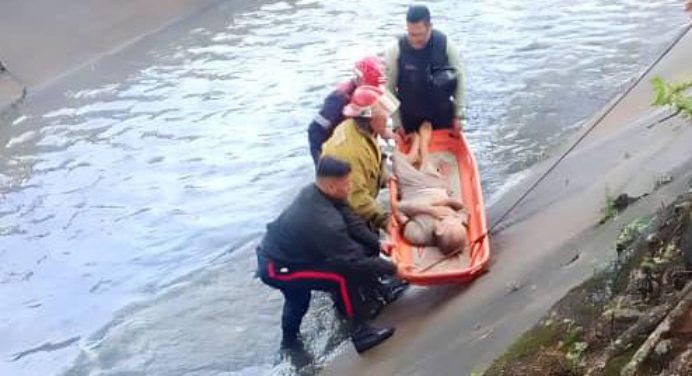 Adulto mayor fue rescatado tras caer al caño de la Av. Orinoco en Maturín