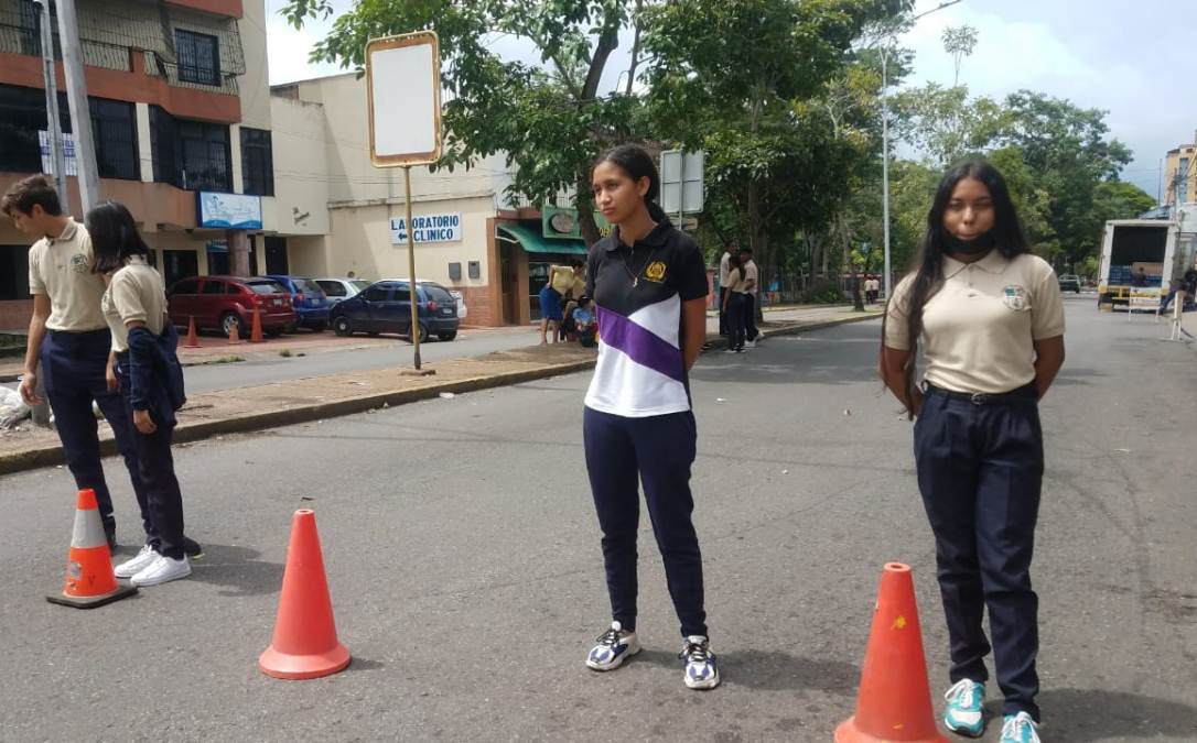 liceistas realizan proyecto de rayado vial en la avenida bolivar laverdaddemonagas.com whatsapp image 2023 06 13 at 3.18.05 pm 1