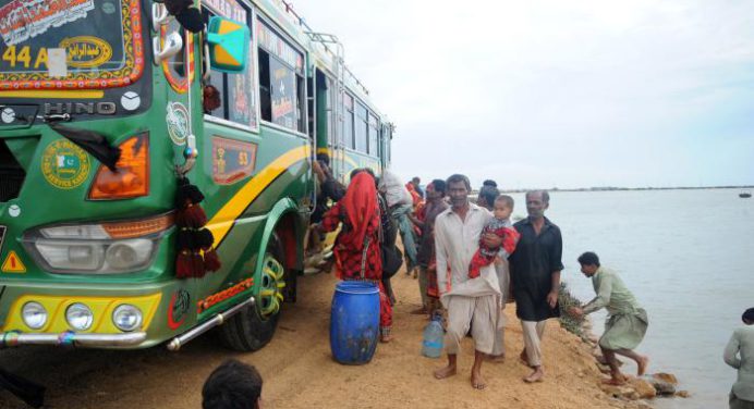 Llegada de ciclón Biparjoy a la India y Pakistán obligó la evacuación de más de 100 mil personas