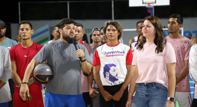 Luna y Fuentes entregan cancha de Santa Elena de Las Piñas totalmente rehabilitada