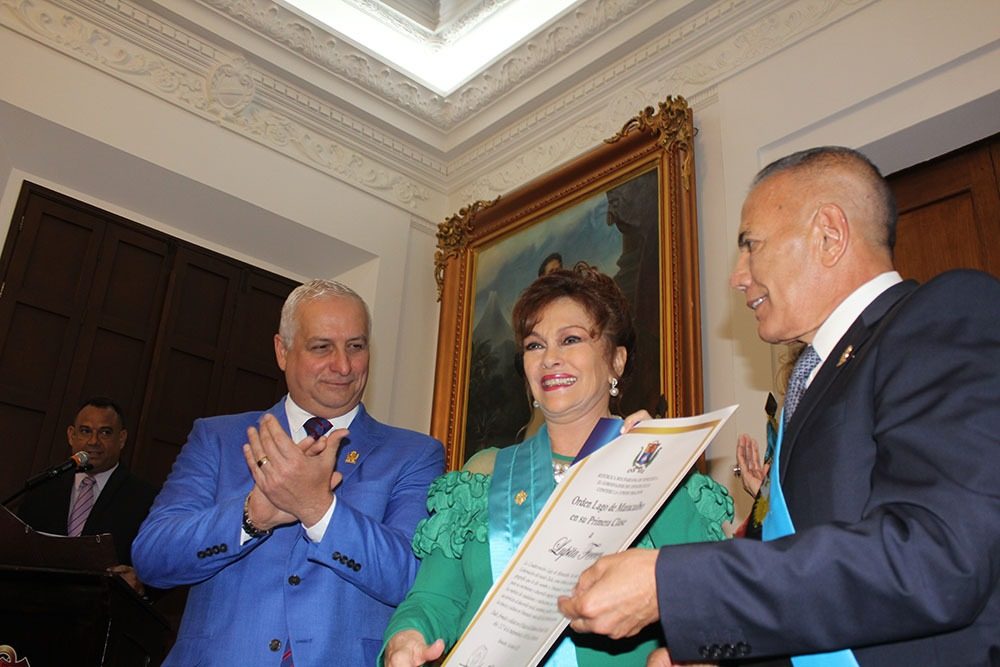 lupita ferrer recibio la orden lago de maracaibo en su primera clase laverdaddemonagas.com lupita ferrer recibio la orden lago de maracaibo en su primera clase laverdaddemonagas.com image
