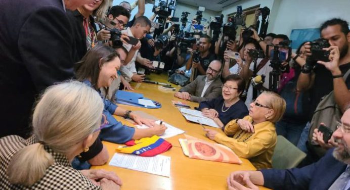 María Corina Machado se inscribió como candidata a las primarias