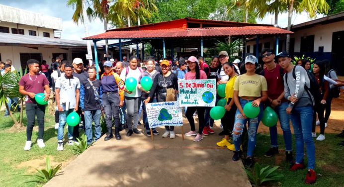 Más de 150 estudiantes marchan en el día mundial del Ambiente
