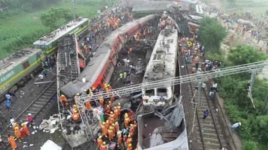 Centenares de personas murieron y resultaron heridas este viernes después de que un tren de pasajeros chocara contra otro de mercancías en el distrito de Balasore, en el estado indio de Odisha.