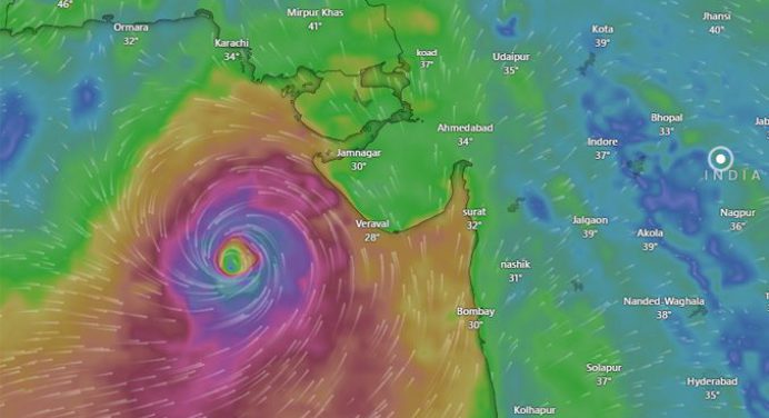 Miles de personas han sido evacuadas en la India y Pakistán por el ciclón Biparjoy