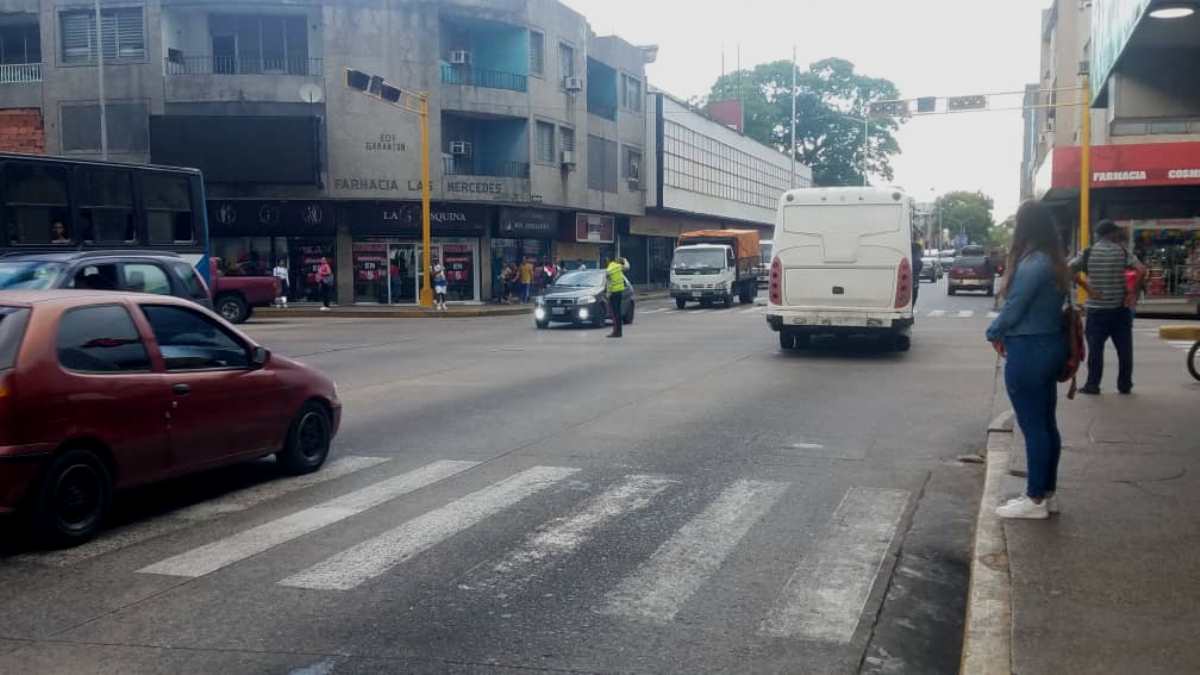 Conductores piden arreglo del semáforo