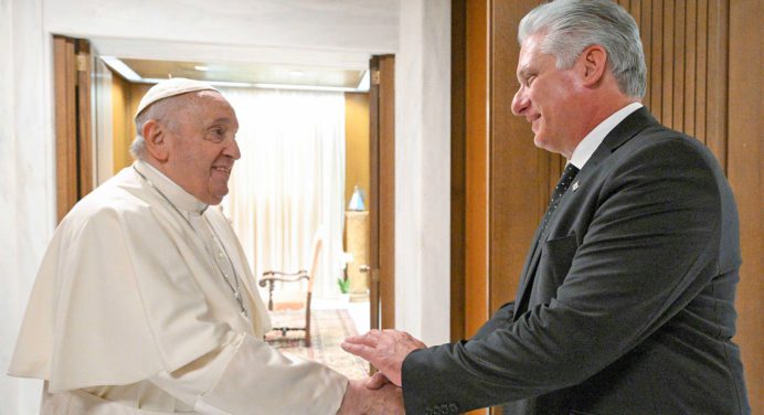 Papa Francisco recibe en audiencia privada al presidente de Cuba