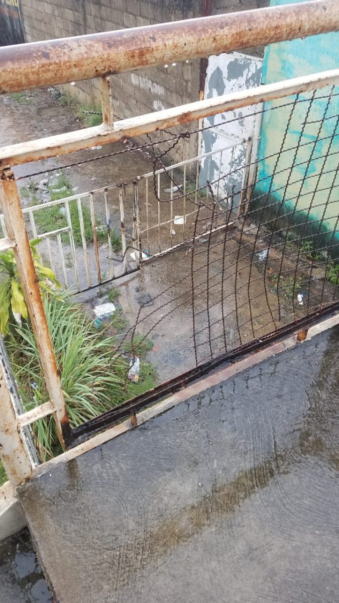 El puente peatonal  sobre la avenida Libertador tiene la cerca metálica rota, la corrosión se come sus bases y la estructura "cruje" cuando la usan    