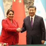 Los presidentes de China y Honduras estrechan