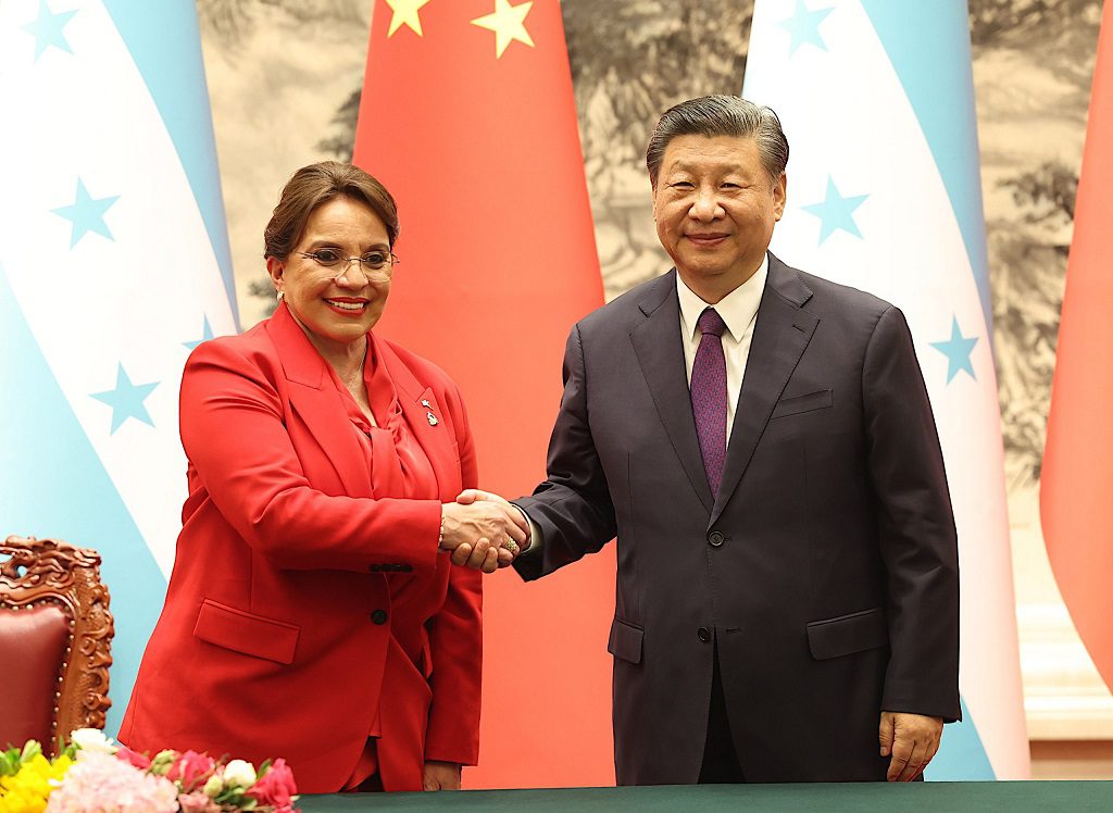 Los presidentes de China y Honduras estrechan