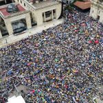 miles de colombianos tomaron la emblemática Plaza de Bolívar de la ciudad capital Bogotá