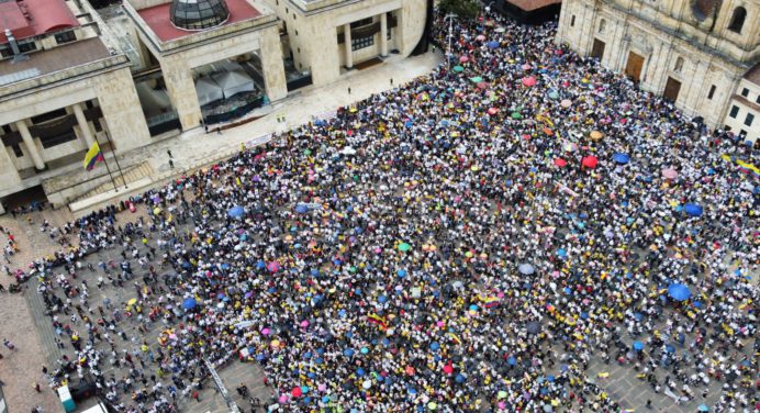 Marchas en Colombia contra las reformas sociales propuestas por Gustavo Petro