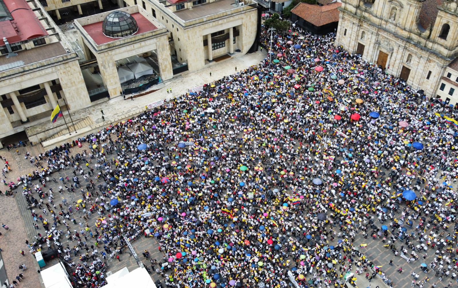 miles de colombianos tomaron la emblemática Plaza de Bolívar de la ciudad capital Bogotá