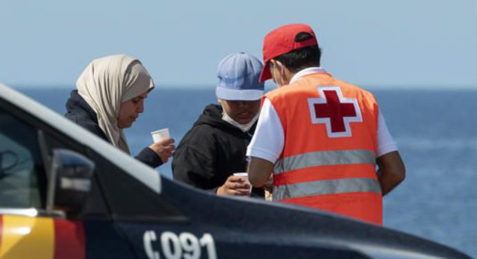 Salvamento español rescata a 233 inmigrantes en aguas de Islas Canarias