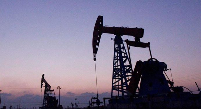 Suben precios del petróleo tras decisión de Arabia Saudita de recortar su producción