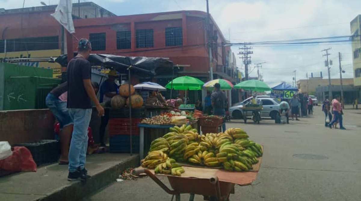 Vendedores adquieren frutas y verduras de mayoristas