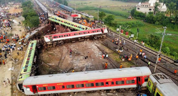 ¡Última hora! En la India asciende a casi 300 cifra de muertos por accidente de trenes