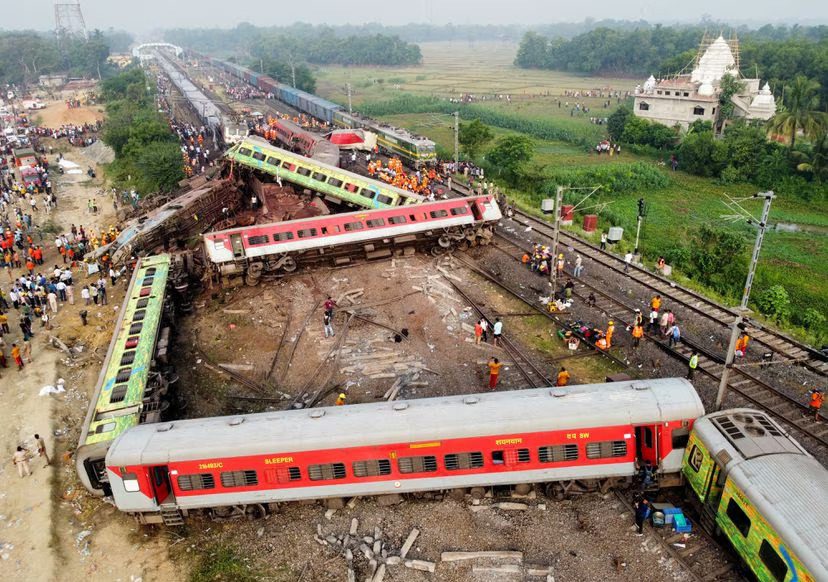 ¡Última hora! En la India asciende a casi 300 cifra de muertos por accidente de trenes