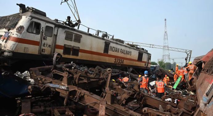 ¡Imprudencia! Fallo humano habría causado choque de trenes que dejó casi 300 muertos en India