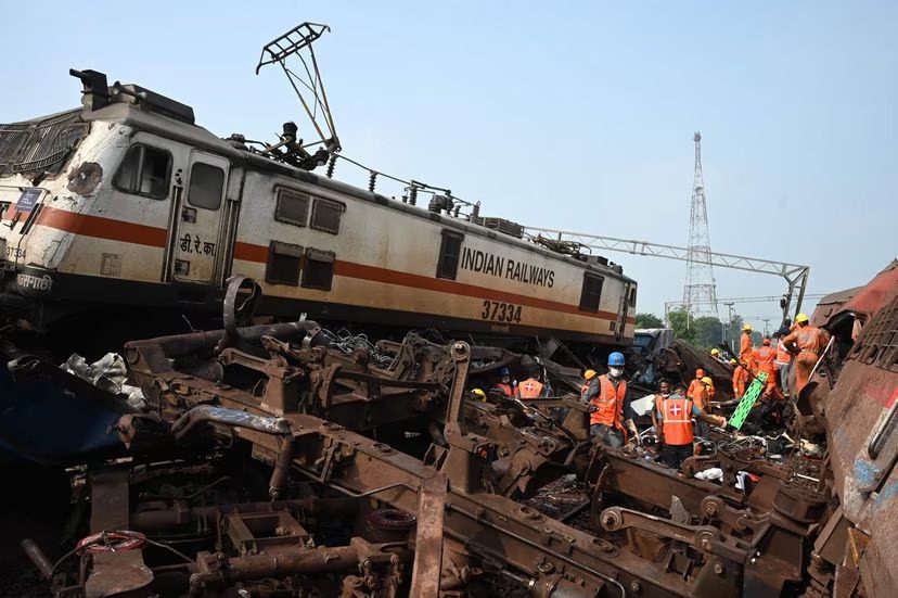 ¡Imprudencia! Fallo humano habría causado choque de trenes que dejó casi 300 muertos en India