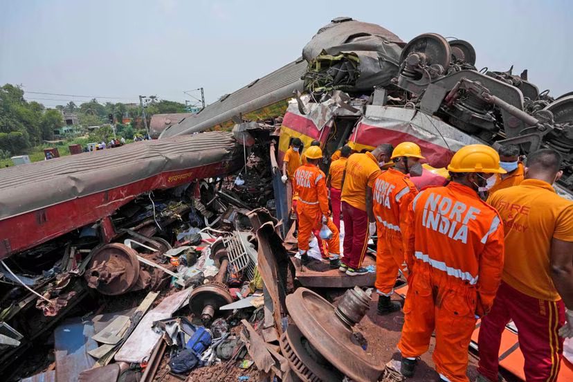 accidente, choque de trenes en la india