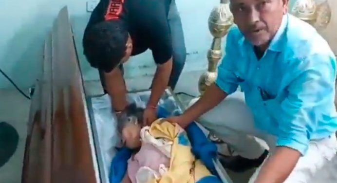 Mujer resucitó dentro de un ataúd durante su velorio en Ecuador (+video)