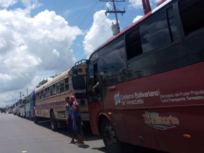 Largas colas de buses hubo hoy en El Parque