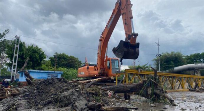 Alcaldía inicia reparación de vialidad destruida por deslave en El Castaño