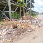 Cada vez hay más basura en la entrada de 23 de Enero