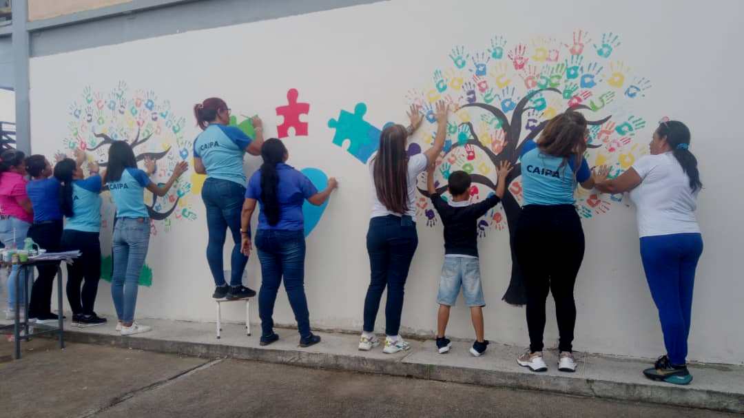 Docentes, trabajadores y estudiantes realizaron el mural