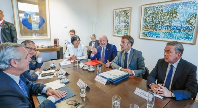 Delegación del Gobierno y oposición se reunirán el 11 de noviembre en París