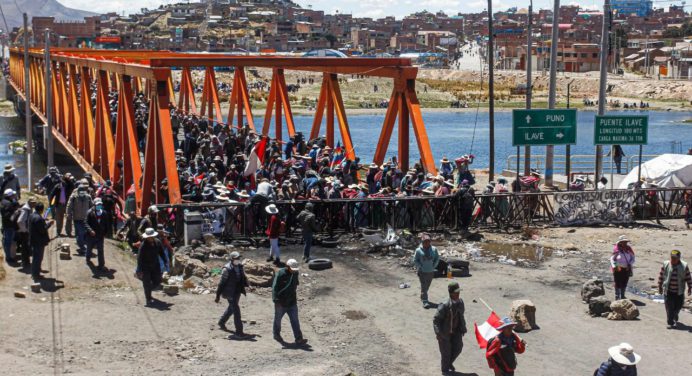 El puente internacional entre Perú y Bolivia es bloqueado nuevamente por manifestantes