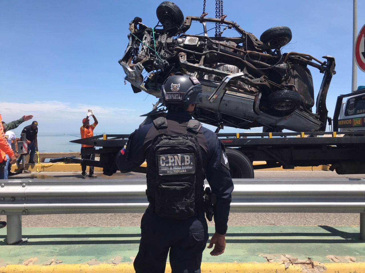 En fotos: Así quedó vehículo que cayó al Lago de Maracaibo