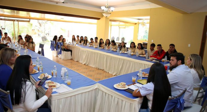 Ernesto Luna respalda formación académica de bachilleres con mejor promedio