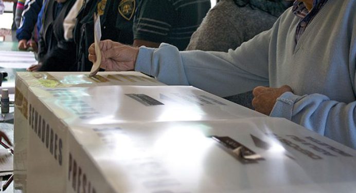 España cierra una intensa campaña electoral con dos bloques políticos en busca de mayorías